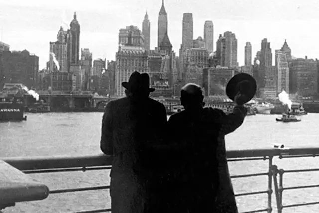 Two Jewish refugees arrive in New York City after the war. US Holocaust Memorial Museum, courtesy of Centre d’Études et de Documentation Guerre et Société Contemporaines